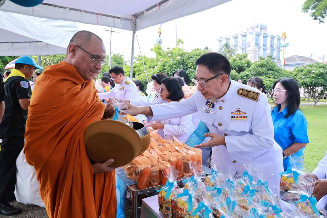 🕯️พช.ชลบุรี ร่วมพิธีเจริญพระพุทธมนต์และทำบุญตักบาตรถวายพระราชกุศล ในการจัดกิจกรรมเฉลิมพระเกียรติสมเด็จพระนางเจ้าสิริกิติ์ พระบรมราชินีนาถ พระบรมราชชนนีพันปีหลวง เนื่องในโอกาสวันเฉลิมพระชนมพรรษา 12 สิงหาคม 2567