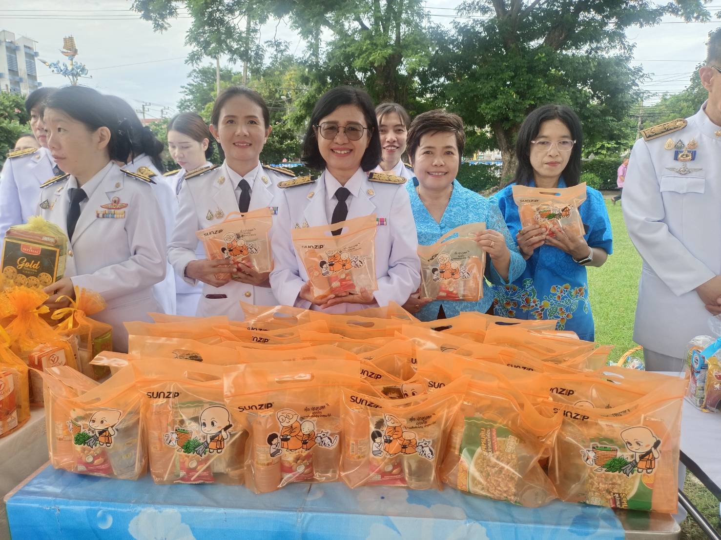 🕯️พช.ชลบุรี ร่วมพิธีเจริญพระพุทธมนต์และทำบุญตักบาตรถวายพระราชกุศล ในการจัดกิจกรรมเฉลิมพระเกียรติสมเด็จพระนางเจ้าสิริกิติ์ พระบรมราชินีนาถ พระบรมราชชนนีพันปีหลวง เนื่องในโอกาสวันเฉลิมพระชนมพรรษา 12 สิงหาคม 2567