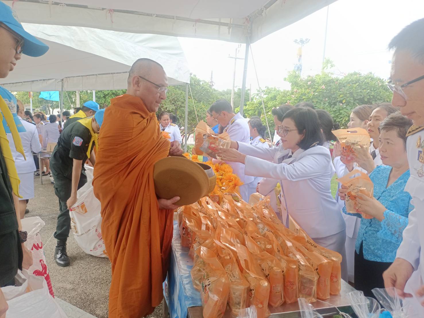 🕯️พช.ชลบุรี ร่วมพิธีเจริญพระพุทธมนต์และทำบุญตักบาตรถวายพระราชกุศล ในการจัดกิจกรรมเฉลิมพระเกียรติสมเด็จพระนางเจ้าสิริกิติ์ พระบรมราชินีนาถ พระบรมราชชนนีพันปีหลวง เนื่องในโอกาสวันเฉลิมพระชนมพรรษา 12 สิงหาคม 2567