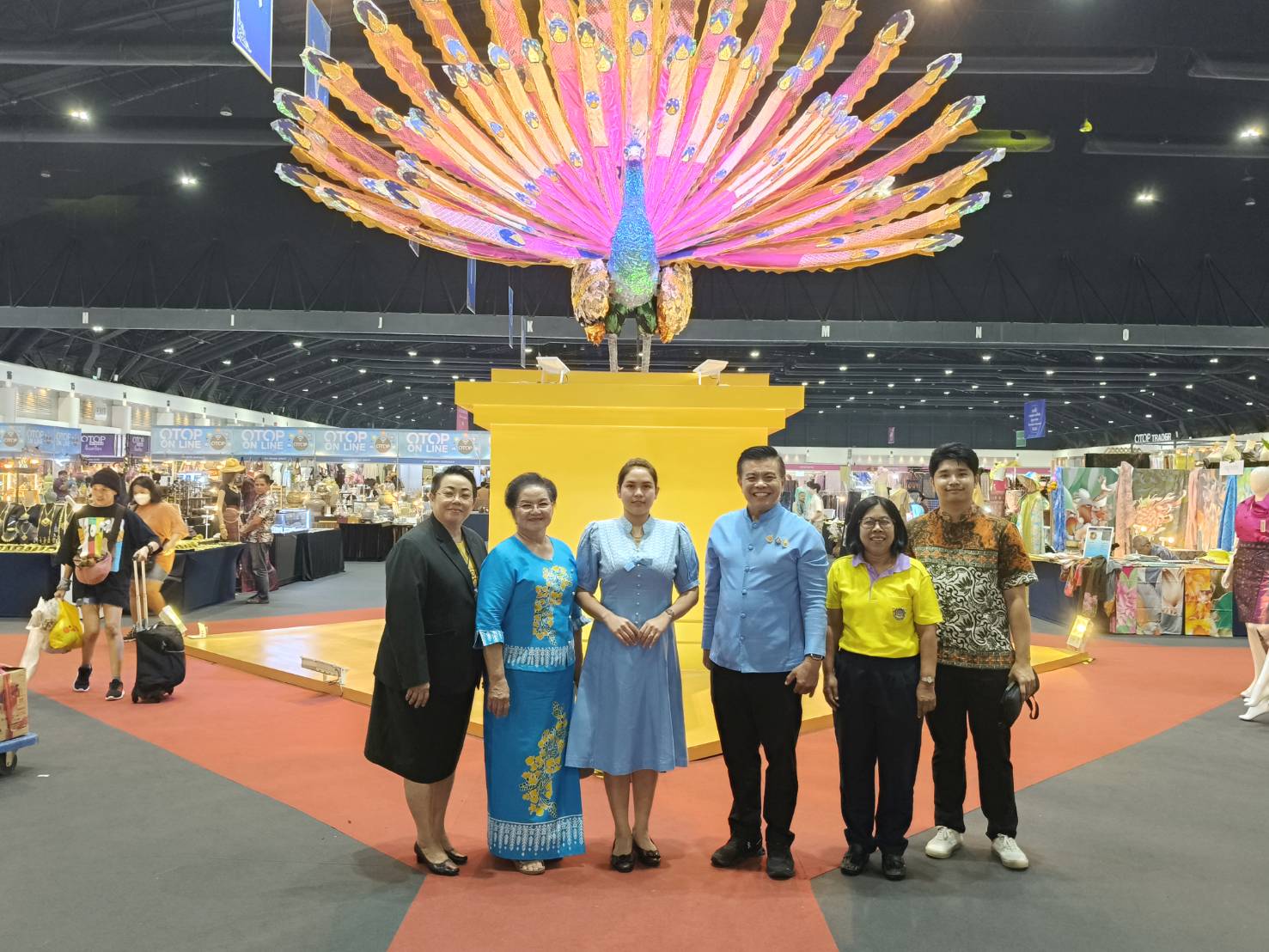 🎗️🎗️นายกเหล่ากาชาดจังหวัดชลบุรี เยี่ยมชมและให้กำลังใจ ผู้ผลิต ผู้ประกอบการ OTOP จังหวัดชลบุรี