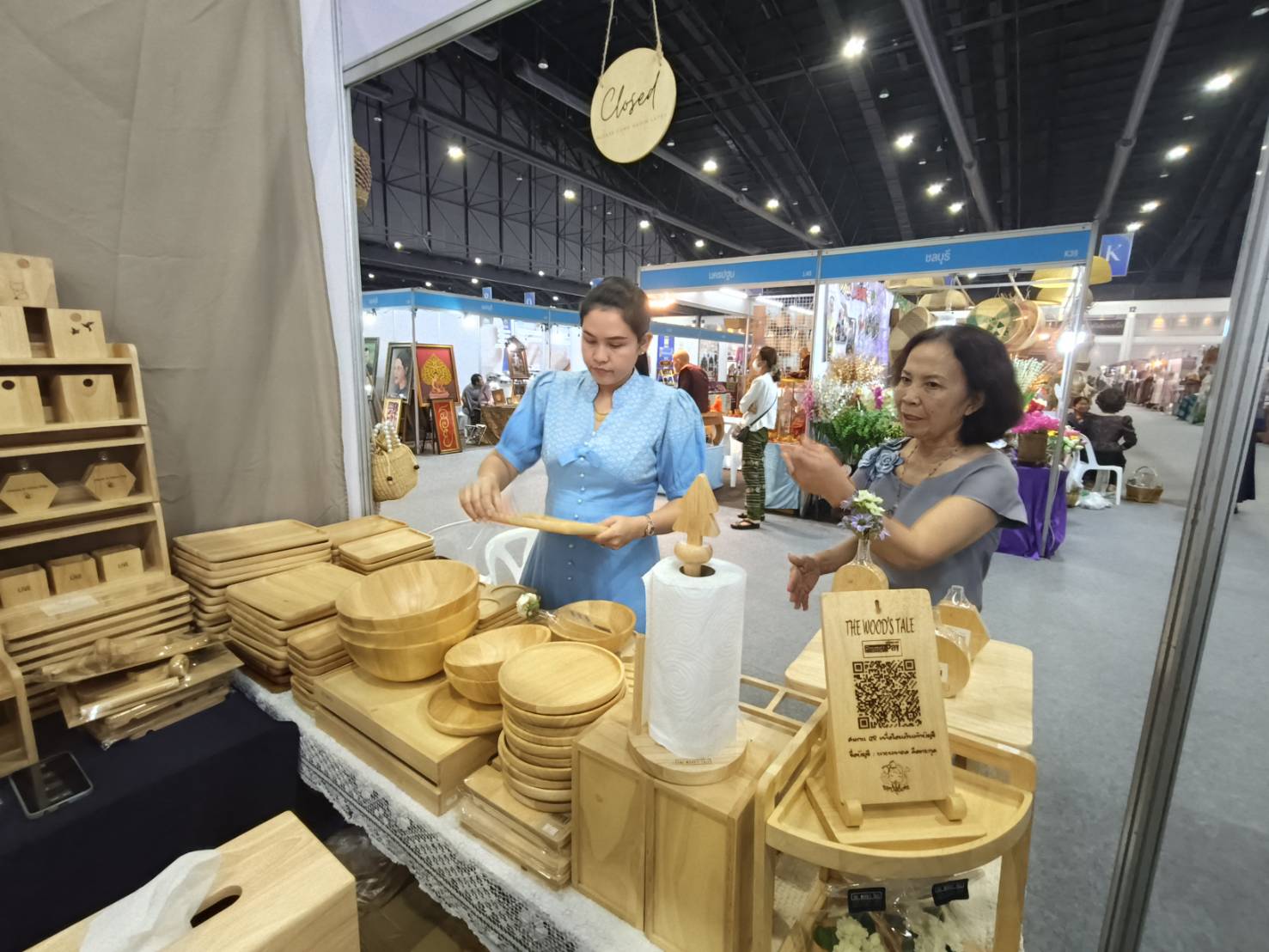 🎗️🎗️นายกเหล่ากาชาดจังหวัดชลบุรี เยี่ยมชมและให้กำลังใจ ผู้ผลิต ผู้ประกอบการ OTOP จังหวัดชลบุรี