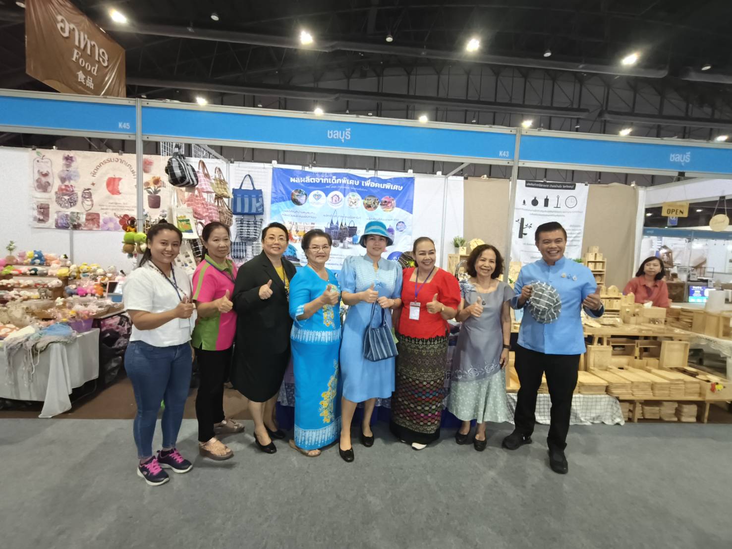 🎗️🎗️นายกเหล่ากาชาดจังหวัดชลบุรี เยี่ยมชมและให้กำลังใจ ผู้ผลิต ผู้ประกอบการ OTOP จังหวัดชลบุรี