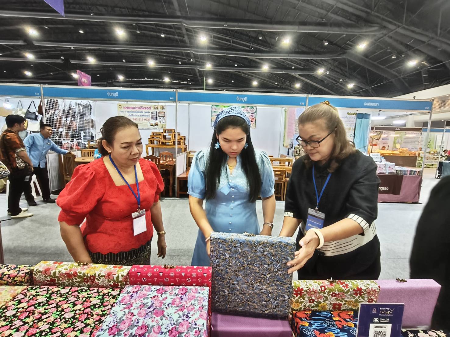 🎗️🎗️นายกเหล่ากาชาดจังหวัดชลบุรี เยี่ยมชมและให้กำลังใจ ผู้ผลิต ผู้ประกอบการ OTOP จังหวัดชลบุรี