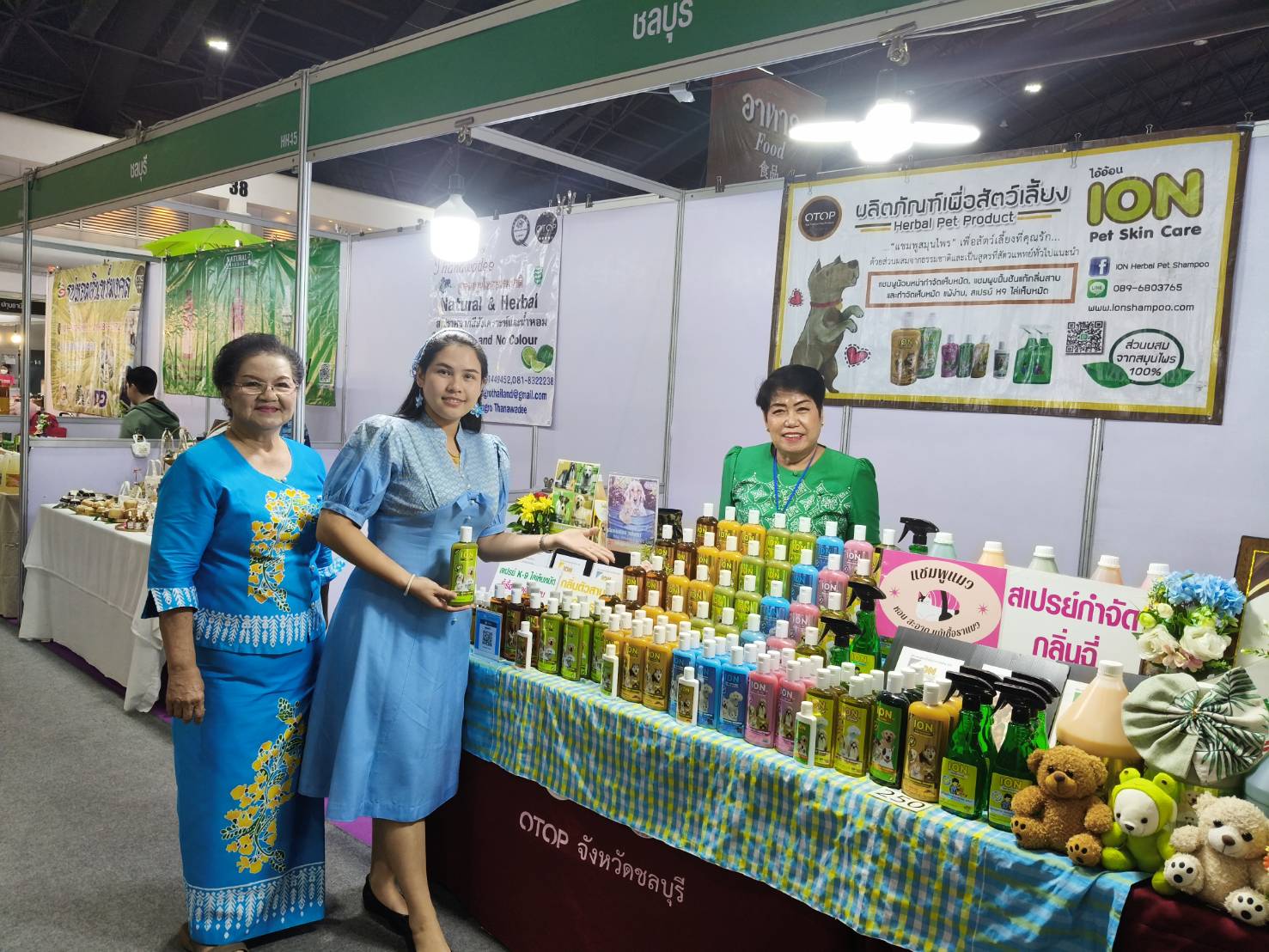 🎗️🎗️นายกเหล่ากาชาดจังหวัดชลบุรี เยี่ยมชมและให้กำลังใจ ผู้ผลิต ผู้ประกอบการ OTOP จังหวัดชลบุรี