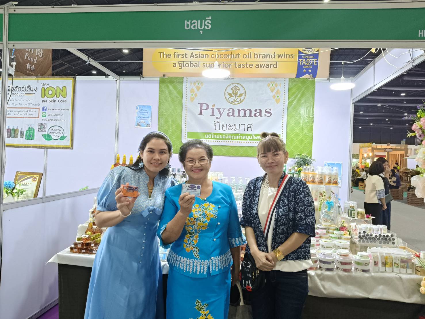 🎗️🎗️นายกเหล่ากาชาดจังหวัดชลบุรี เยี่ยมชมและให้กำลังใจ ผู้ผลิต ผู้ประกอบการ OTOP จังหวัดชลบุรี