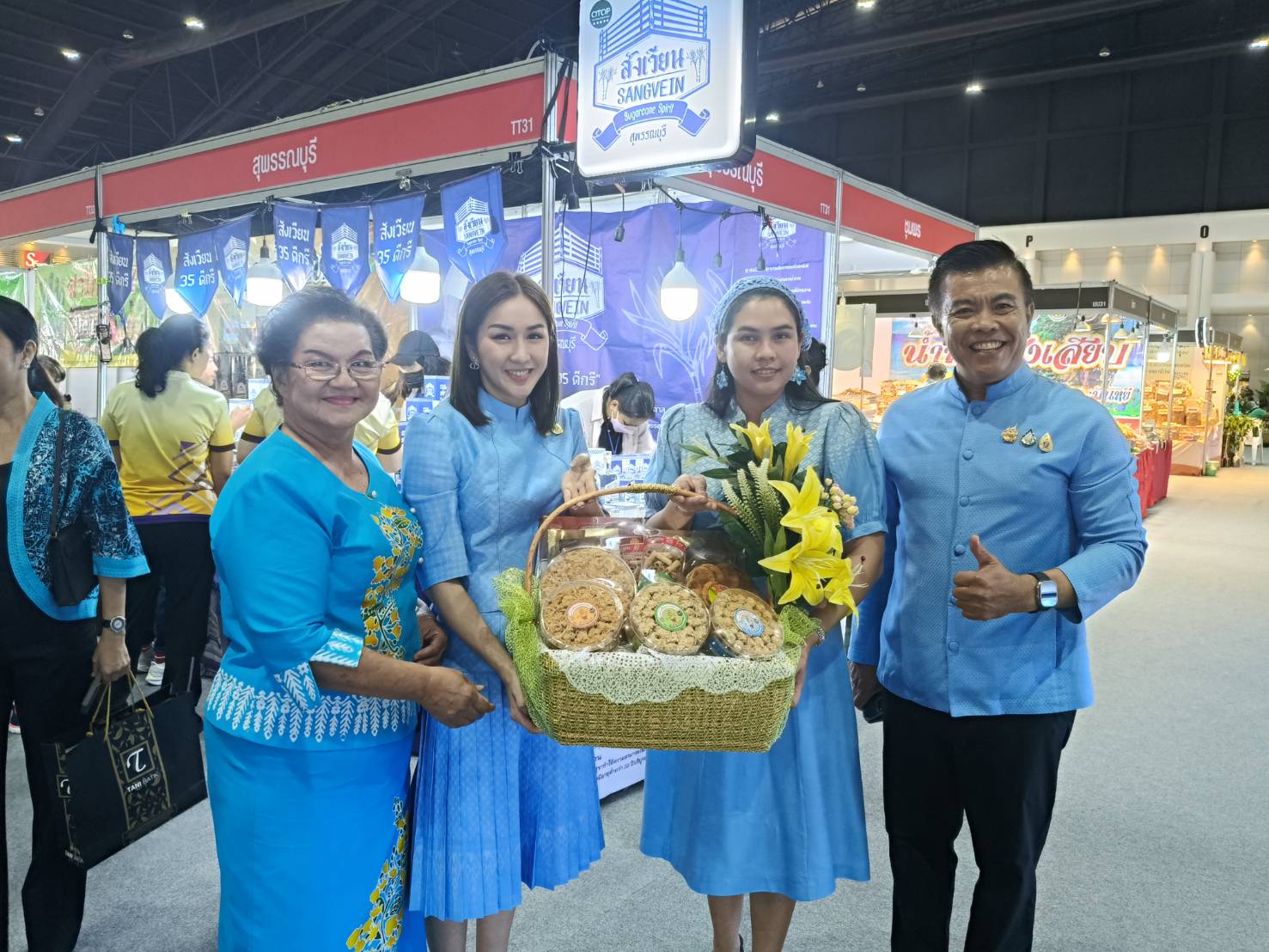 🎗️🎗️นายกเหล่ากาชาดจังหวัดชลบุรี เยี่ยมชมและให้กำลังใจ ผู้ผลิต ผู้ประกอบการ OTOP จังหวัดชลบุรี