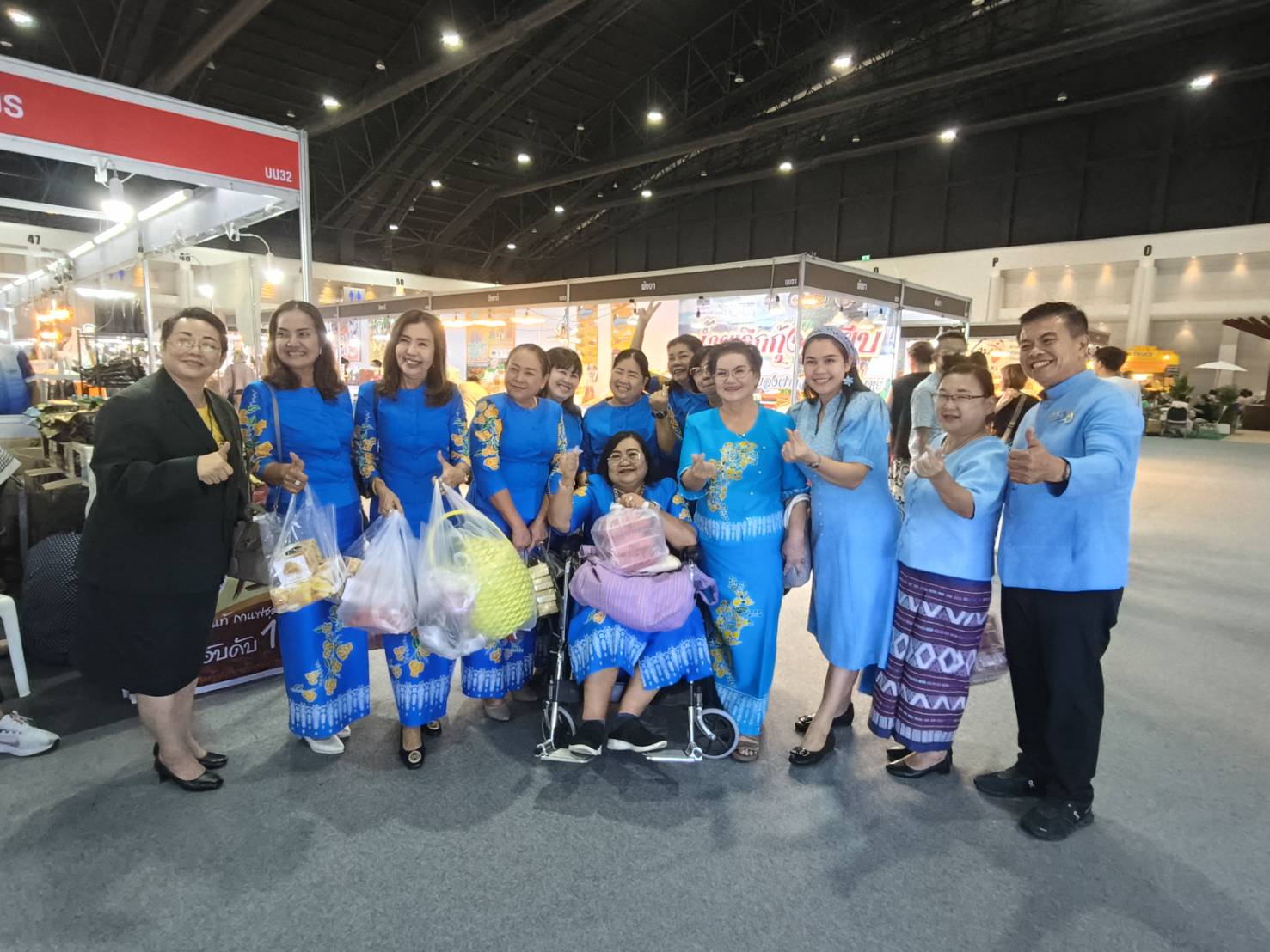 🎗️🎗️นายกเหล่ากาชาดจังหวัดชลบุรี เยี่ยมชมและให้กำลังใจ ผู้ผลิต ผู้ประกอบการ OTOP จังหวัดชลบุรี