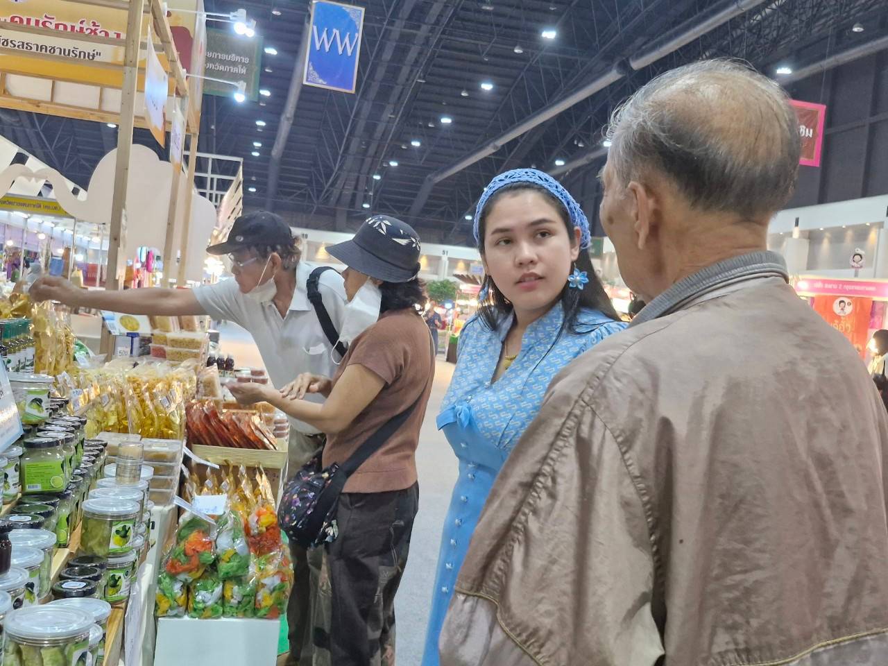 🎗️🎗️นายกเหล่ากาชาดจังหวัดชลบุรี เยี่ยมชมและให้กำลังใจ ผู้ผลิต ผู้ประกอบการ OTOP จังหวัดชลบุรี