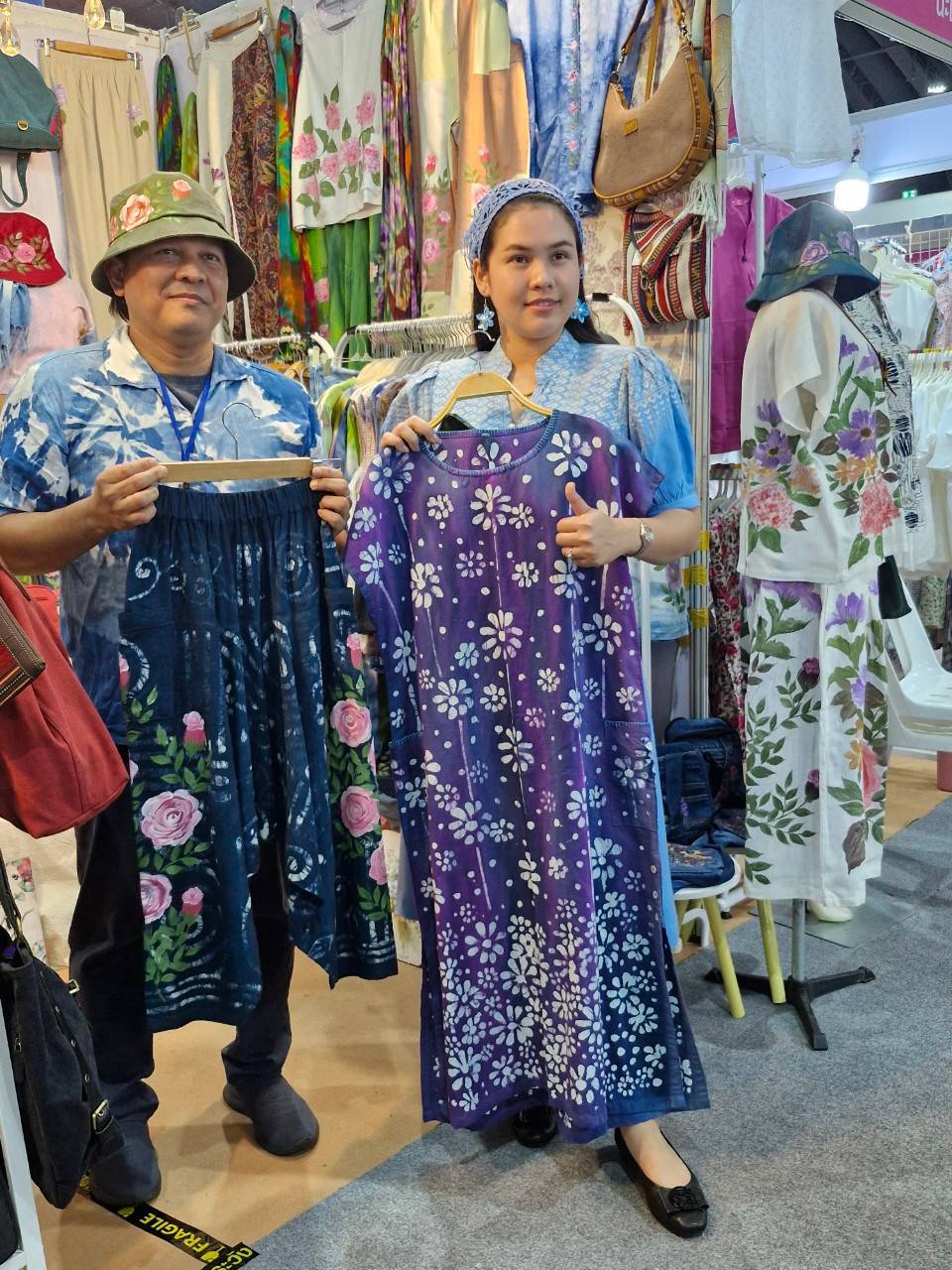 🎗️🎗️นายกเหล่ากาชาดจังหวัดชลบุรี เยี่ยมชมและให้กำลังใจ ผู้ผลิต ผู้ประกอบการ OTOP จังหวัดชลบุรี