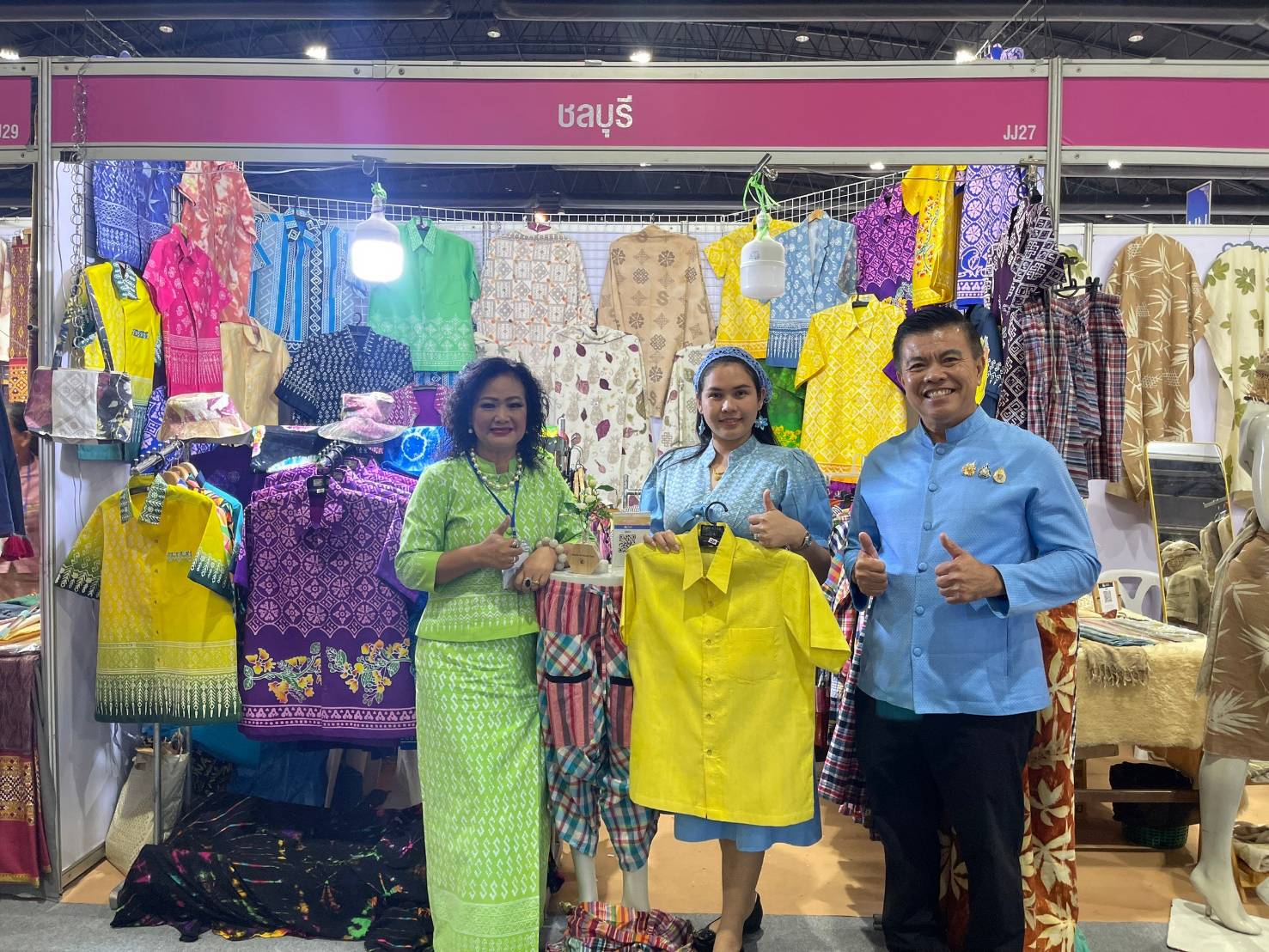 🎗️🎗️นายกเหล่ากาชาดจังหวัดชลบุรี เยี่ยมชมและให้กำลังใจ ผู้ผลิต ผู้ประกอบการ OTOP จังหวัดชลบุรี