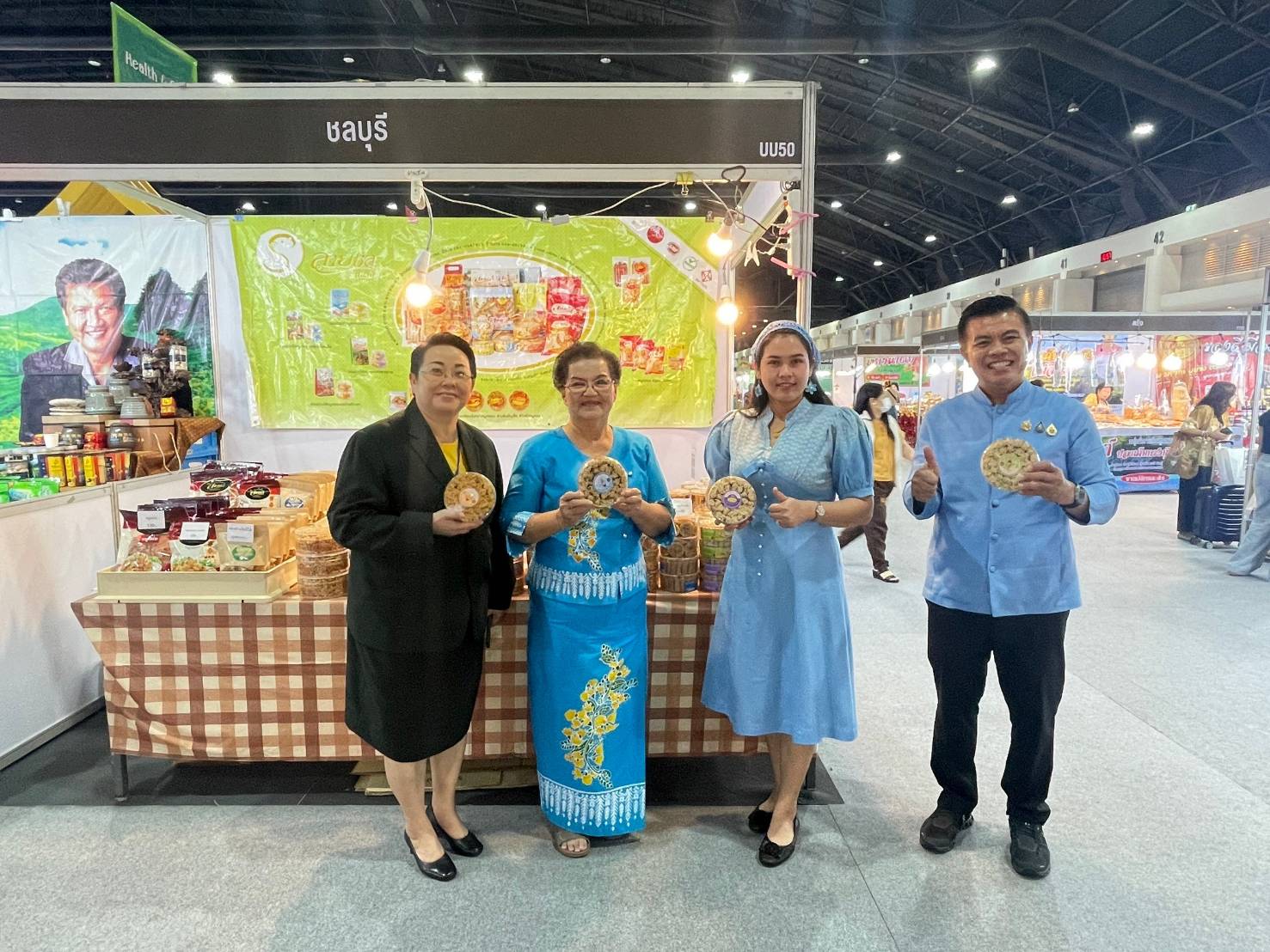 🎗️🎗️นายกเหล่ากาชาดจังหวัดชลบุรี เยี่ยมชมและให้กำลังใจ ผู้ผลิต ผู้ประกอบการ OTOP จังหวัดชลบุรี