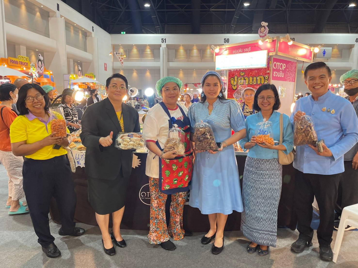 🎗️🎗️นายกเหล่ากาชาดจังหวัดชลบุรี เยี่ยมชมและให้กำลังใจ ผู้ผลิต ผู้ประกอบการ OTOP จังหวัดชลบุรี