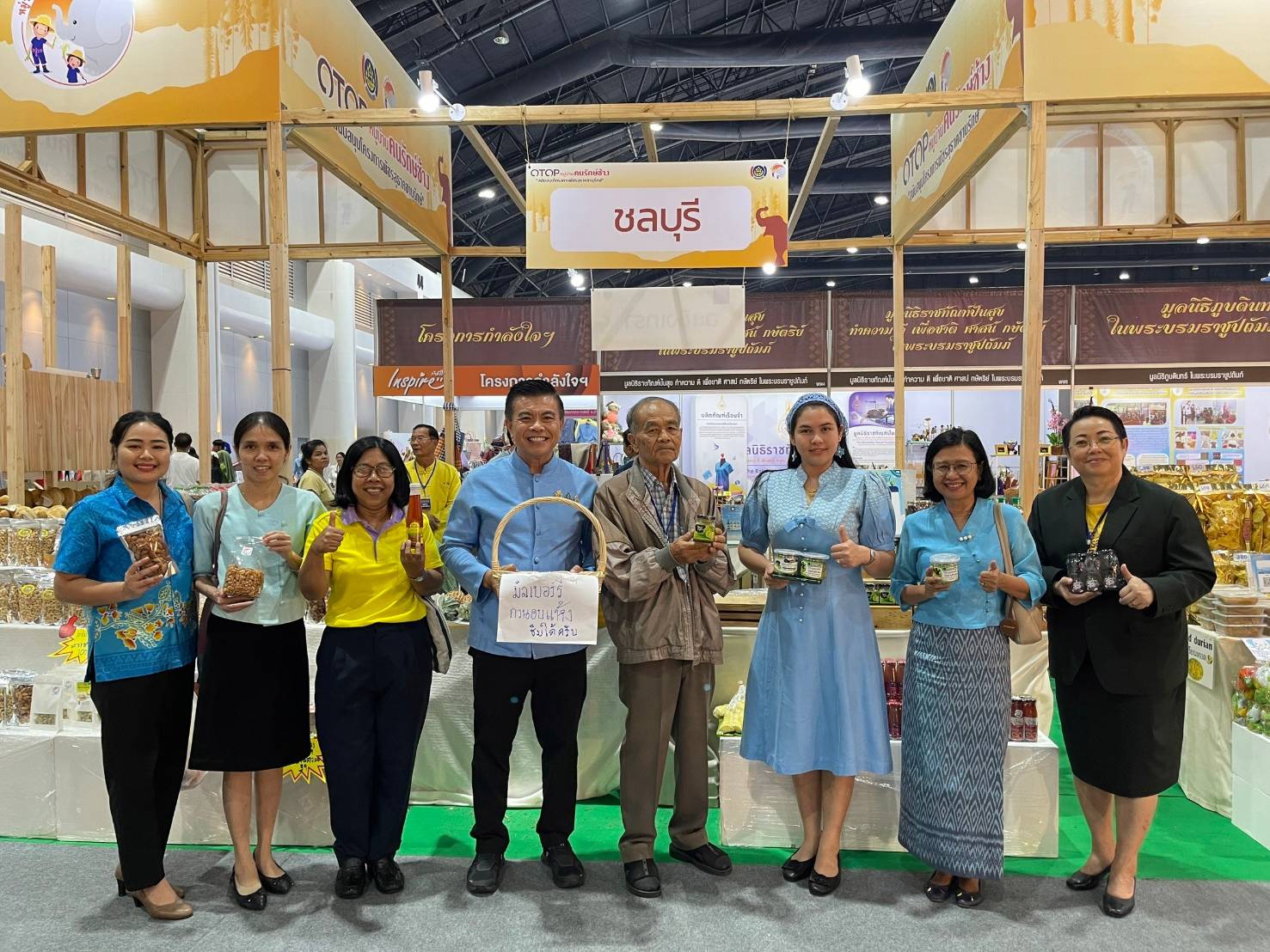 🎗️🎗️นายกเหล่ากาชาดจังหวัดชลบุรี เยี่ยมชมและให้กำลังใจ ผู้ผลิต ผู้ประกอบการ OTOP จังหวัดชลบุรี