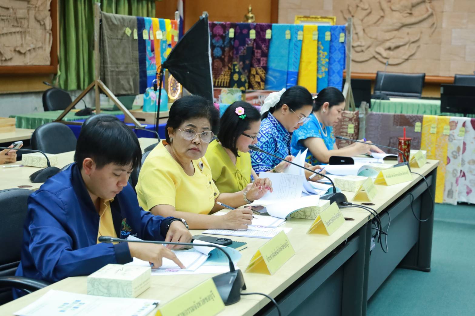 📣📣จังหวัดชลบุรี จัดประชุมคณะกรรมการพิจารณากลั่นกรองการประกวดผ้าลายพระราชทาน “ผ้าลายสิริวชิราภรณ์” และงานหัตถกรรม จังหวัดชลบุรี  ประจำปี 2567