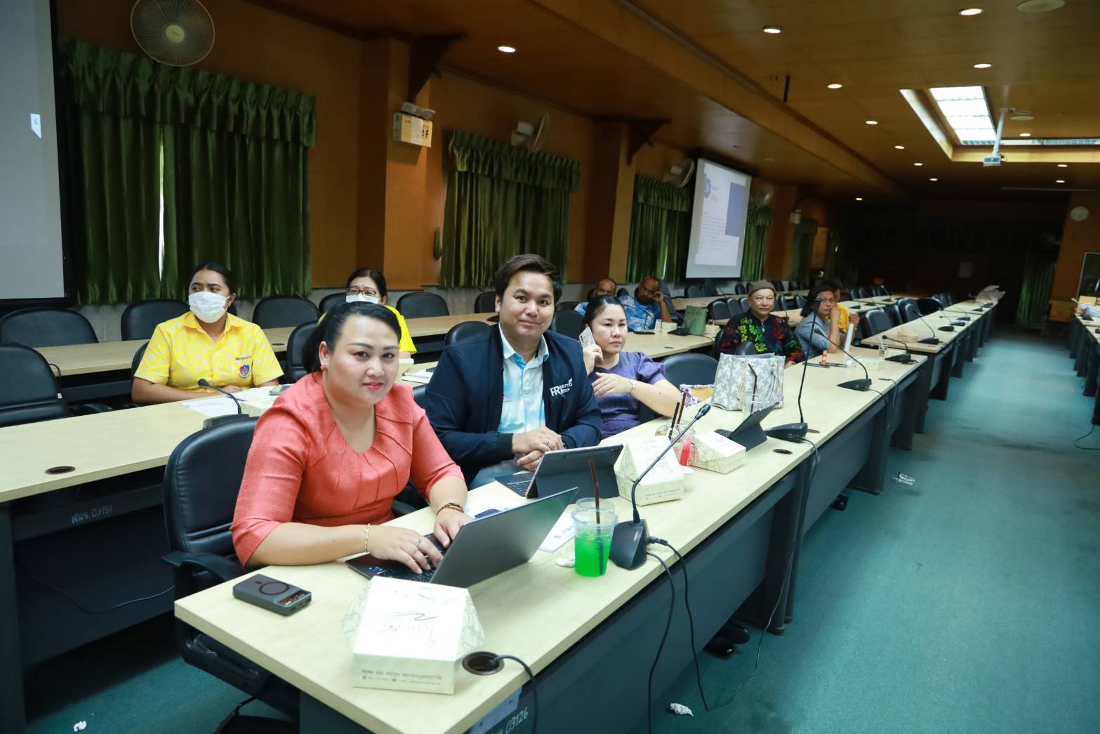 📣📣จังหวัดชลบุรี จัดประชุมคณะกรรมการพิจารณากลั่นกรองการประกวดผ้าลายพระราชทาน “ผ้าลายสิริวชิราภรณ์” และงานหัตถกรรม จังหวัดชลบุรี  ประจำปี 2567