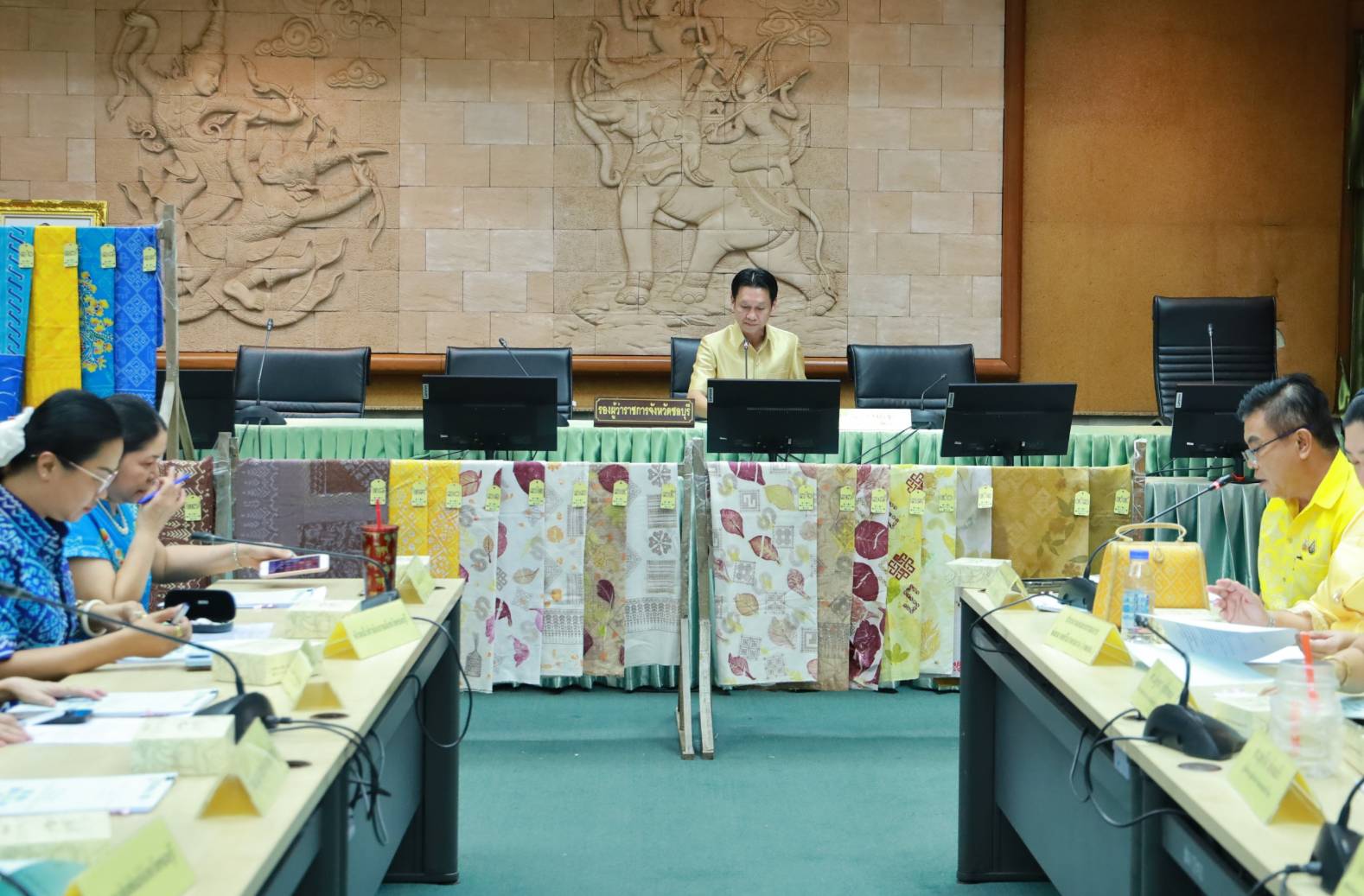 📣📣จังหวัดชลบุรี จัดประชุมคณะกรรมการพิจารณากลั่นกรองการประกวดผ้าลายพระราชทาน “ผ้าลายสิริวชิราภรณ์” และงานหัตถกรรม จังหวัดชลบุรี  ประจำปี 2567