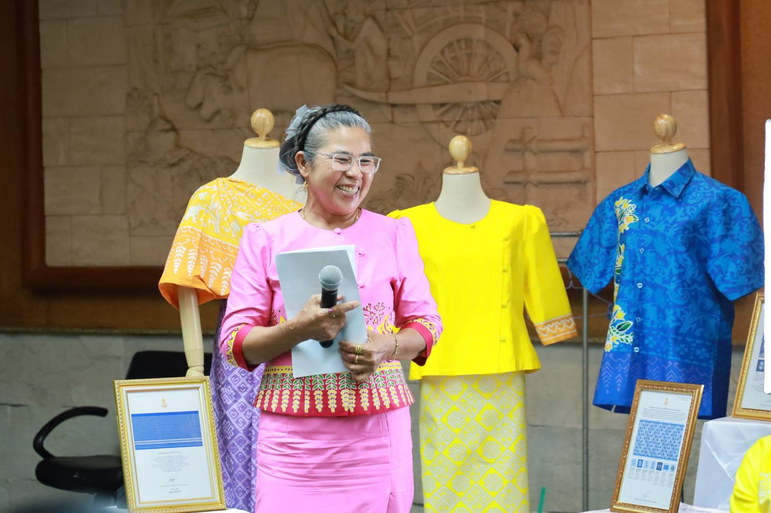 📣📣จังหวัดชลบุรี จัดประชุมคณะกรรมการพิจารณากลั่นกรองการประกวดผ้าลายพระราชทาน “ผ้าลายสิริวชิราภรณ์” และงานหัตถกรรม จังหวัดชลบุรี  ประจำปี 2567