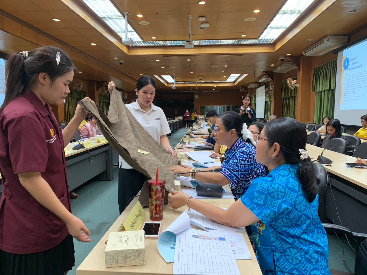 📣📣จังหวัดชลบุรี จัดประชุมคณะกรรมการพิจารณากลั่นกรองการประกวดผ้าลายพระราชทาน “ผ้าลายสิริวชิราภรณ์” และงานหัตถกรรม จังหวัดชลบุรี  ประจำปี 2567