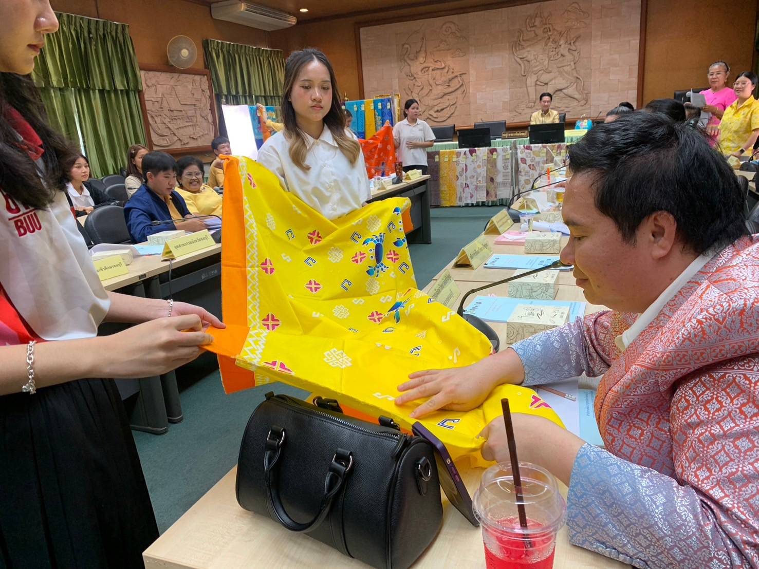 📣📣จังหวัดชลบุรี จัดประชุมคณะกรรมการพิจารณากลั่นกรองการประกวดผ้าลายพระราชทาน “ผ้าลายสิริวชิราภรณ์” และงานหัตถกรรม จังหวัดชลบุรี  ประจำปี 2567