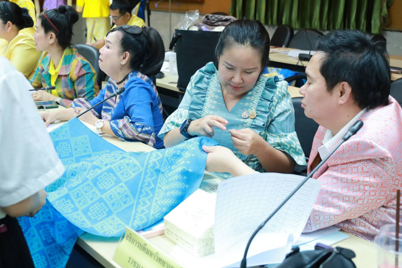 📣📣จังหวัดชลบุรี จัดประชุมคณะกรรมการพิจารณากลั่นกรองการประกวดผ้าลายพระราชทาน “ผ้าลายสิริวชิราภรณ์” และงานหัตถกรรม จังหวัดชลบุรี  ประจำปี 2567