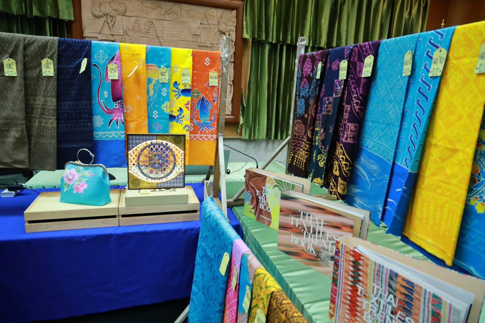 📣📣จังหวัดชลบุรี จัดประชุมคณะกรรมการพิจารณากลั่นกรองการประกวดผ้าลายพระราชทาน “ผ้าลายสิริวชิราภรณ์” และงานหัตถกรรม จังหวัดชลบุรี  ประจำปี 2567