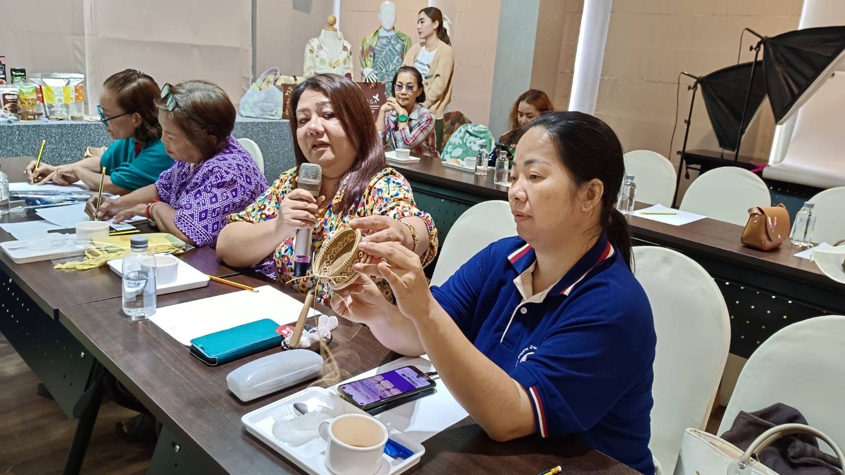 พช.ชลบุรี ดำเนินกิจกรรมจัดเวทีคัดเลือกผู้ผลิต ผู้ประกอบการ OTOP ที่มีความโดดเด่น มีนวัตกรรม ภายใต้โครงการส่งเสริมกระบวนการเครือข่ายองค์ความรู้ (Knowledge Base OTOP : KBO)