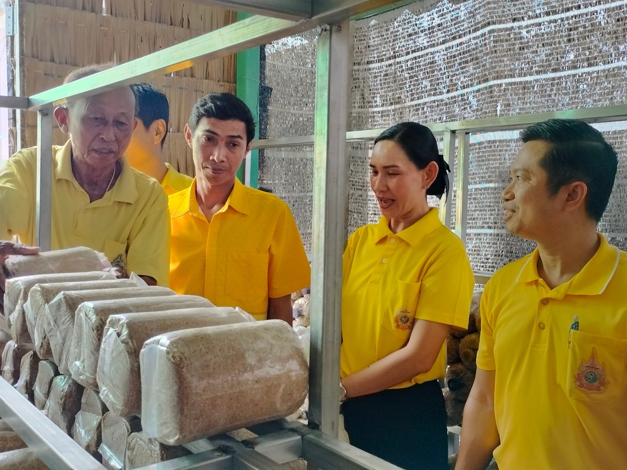 🍍พช.ชลบุรี ดำเนินโครงการสนับสนุนการขับเคลื่อนกิจกรรมพัฒนาชุมชนดีเด่น 🍍