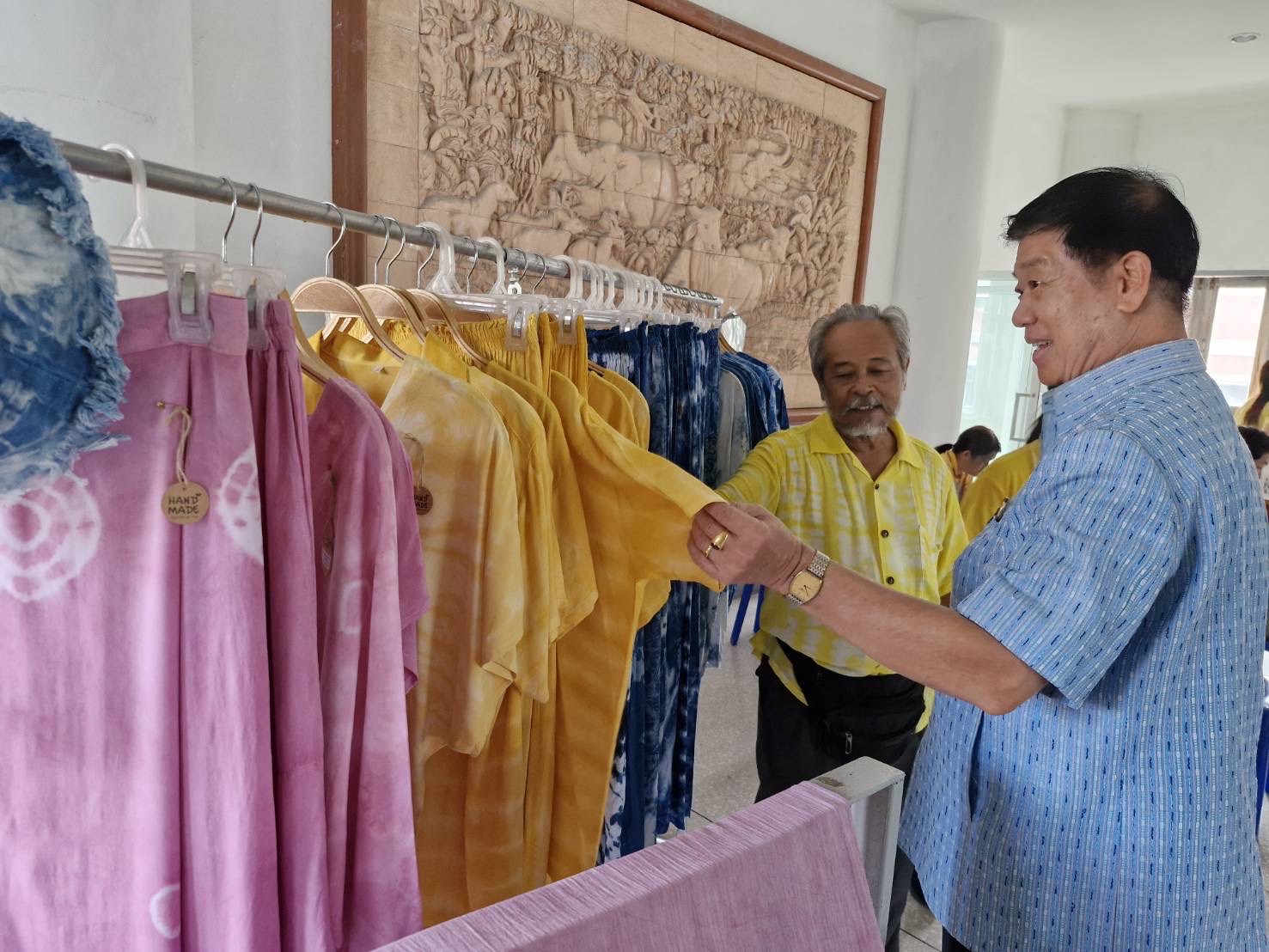 ✨ พช.ชลบุรี เชิญชวนผู้ที่สนใจ เลือกชมและซื้อผลิตภัณฑ์ผ้ามัดย้อมสีธรรมชาติ โดยผู้ประกอบการ OTOP จังหวัดชลบุรี