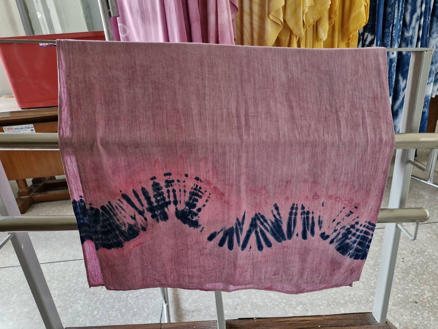 ✨ พช.ชลบุรี เชิญชวนผู้ที่สนใจ เลือกชมและซื้อผลิตภัณฑ์ผ้ามัดย้อมสีธรรมชาติ โดยผู้ประกอบการ OTOP จังหวัดชลบุรี