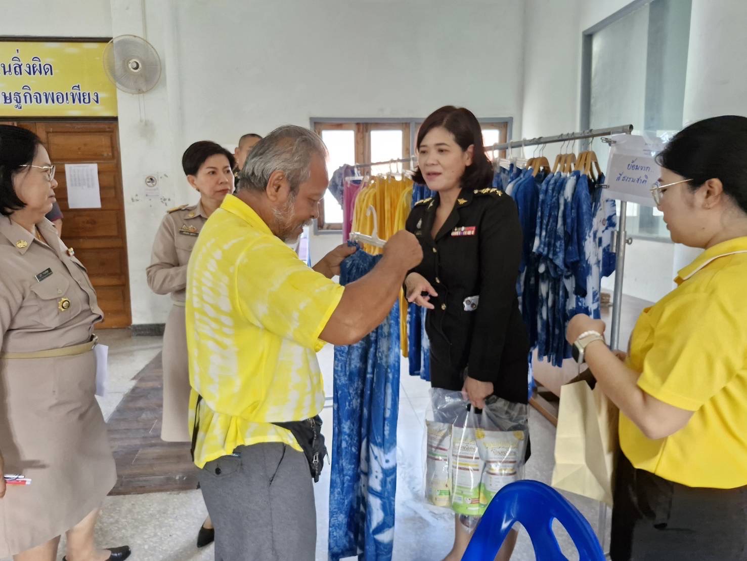 ✨ พช.ชลบุรี เชิญชวนผู้ที่สนใจ เลือกชมและซื้อผลิตภัณฑ์ผ้ามัดย้อมสีธรรมชาติ โดยผู้ประกอบการ OTOP จังหวัดชลบุรี