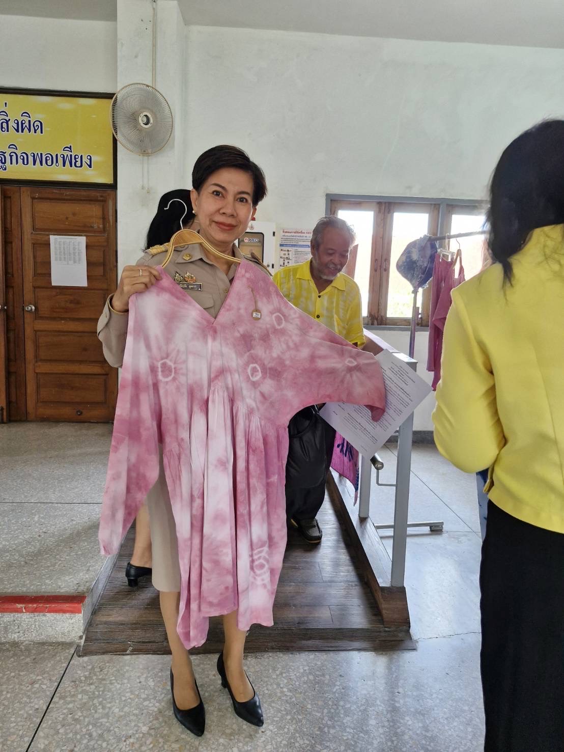 ✨ พช.ชลบุรี เชิญชวนผู้ที่สนใจ เลือกชมและซื้อผลิตภัณฑ์ผ้ามัดย้อมสีธรรมชาติ โดยผู้ประกอบการ OTOP จังหวัดชลบุรี