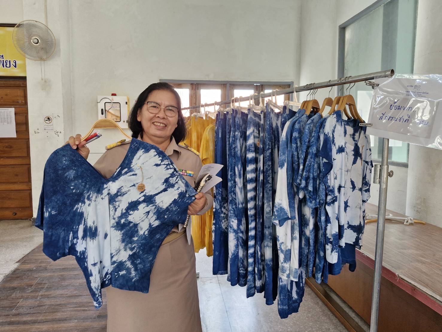 ✨ พช.ชลบุรี เชิญชวนผู้ที่สนใจ เลือกชมและซื้อผลิตภัณฑ์ผ้ามัดย้อมสีธรรมชาติ โดยผู้ประกอบการ OTOP จังหวัดชลบุรี