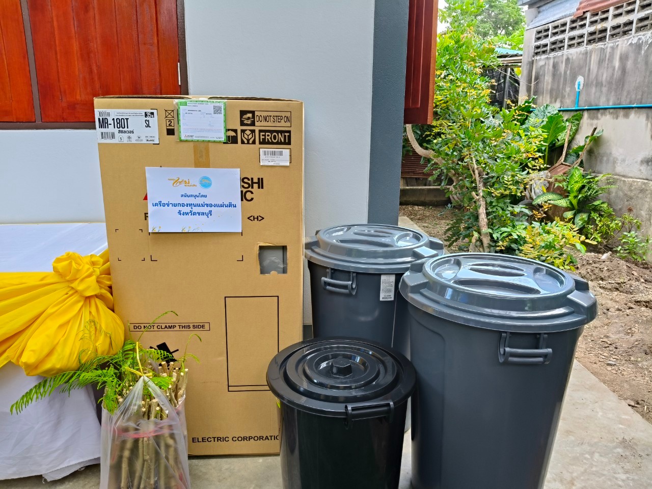 พช. ชลบุรี จัดพิธีส่งมอบบ้าน “โครงการบ้านห่วงใย จากใจ GLO” ประจำปี 2566