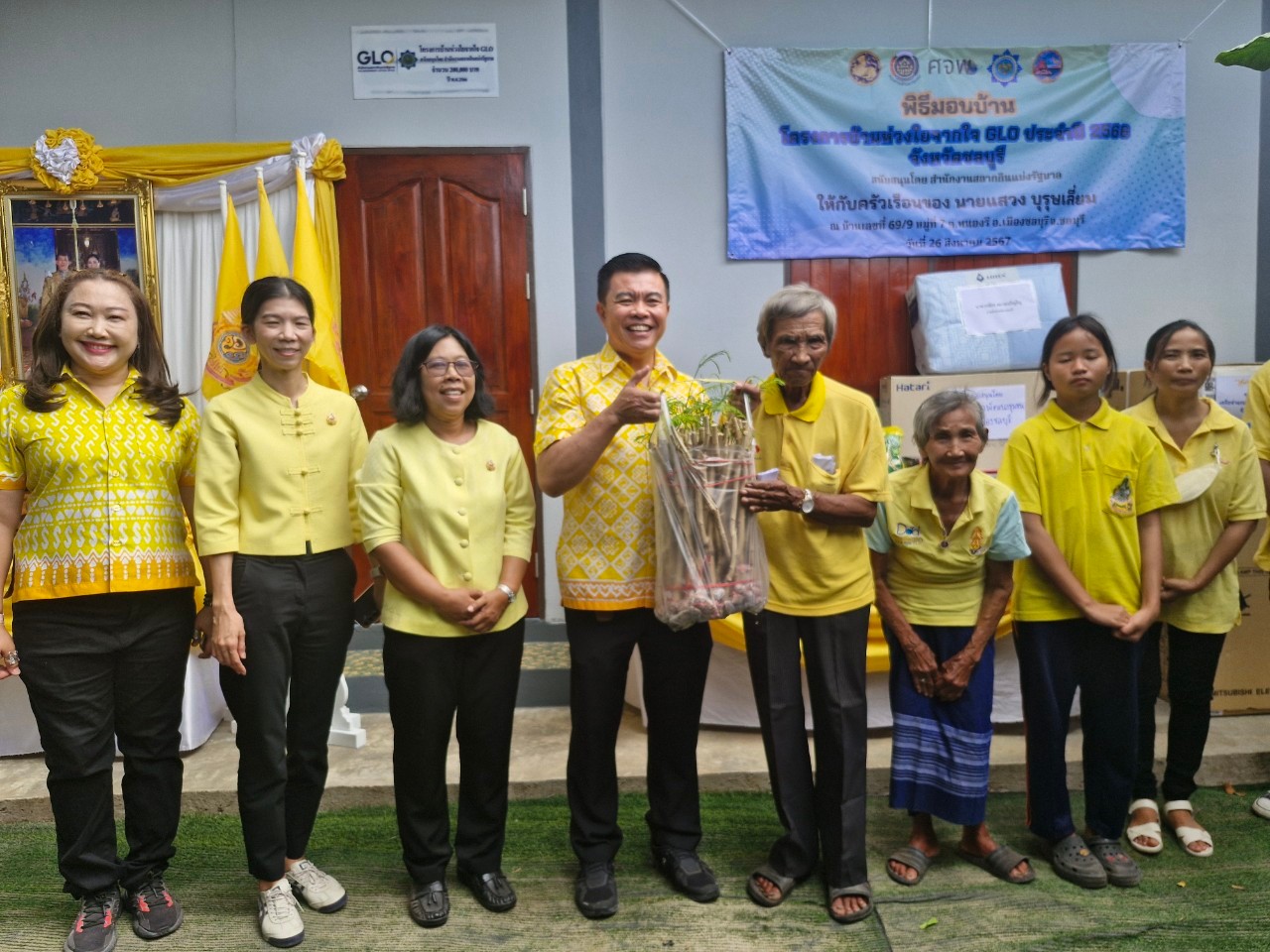 พช. ชลบุรี จัดพิธีส่งมอบบ้าน “โครงการบ้านห่วงใย จากใจ GLO” ประจำปี 2566