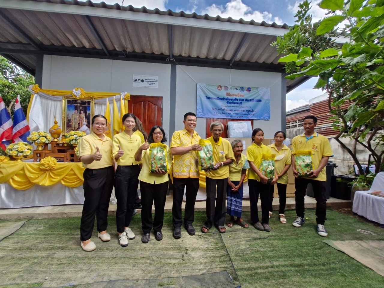 พช. ชลบุรี จัดพิธีส่งมอบบ้าน “โครงการบ้านห่วงใย จากใจ GLO” ประจำปี 2566