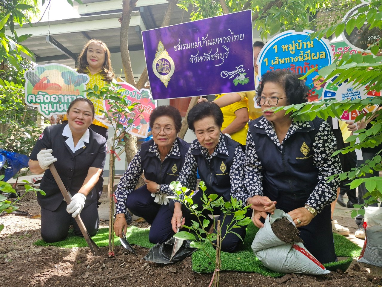 พช. ชลบุรี จัดพิธีส่งมอบบ้าน “โครงการบ้านห่วงใย จากใจ GLO” ประจำปี 2566