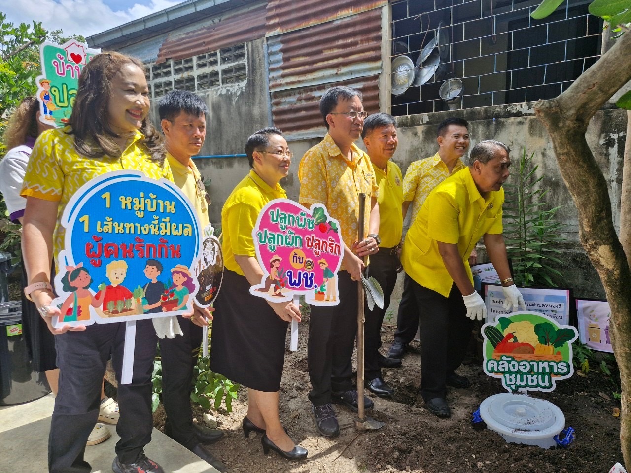 พช. ชลบุรี จัดพิธีส่งมอบบ้าน “โครงการบ้านห่วงใย จากใจ GLO” ประจำปี 2566