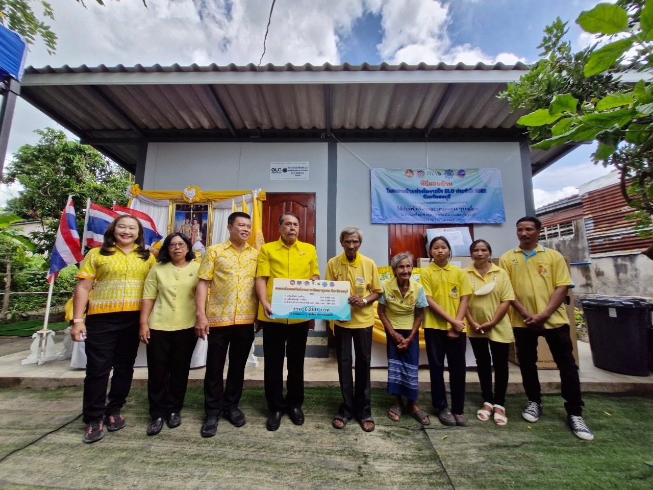 พช. ชลบุรี จัดพิธีส่งมอบบ้าน “โครงการบ้านห่วงใย จากใจ GLO” ประจำปี 2566