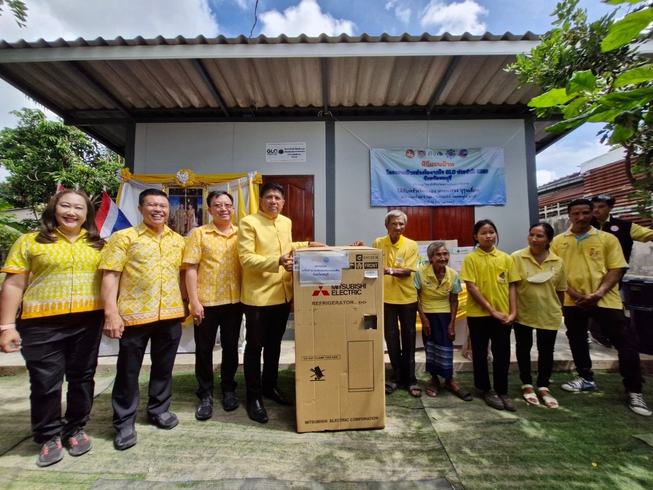 พช. ชลบุรี จัดพิธีส่งมอบบ้าน “โครงการบ้านห่วงใย จากใจ GLO” ประจำปี 2566