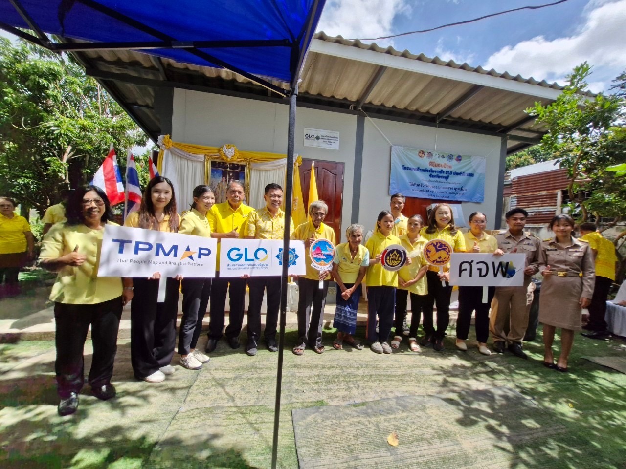 พช. ชลบุรี จัดพิธีส่งมอบบ้าน “โครงการบ้านห่วงใย จากใจ GLO” ประจำปี 2566