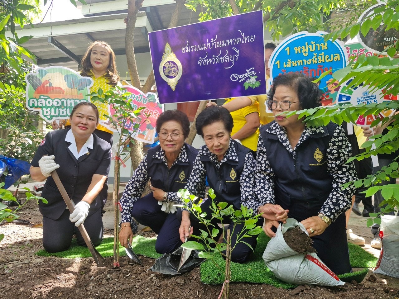 พช. ชลบุรี จัดพิธีส่งมอบบ้าน “โครงการบ้านห่วงใย จากใจ GLO” ประจำปี 2566