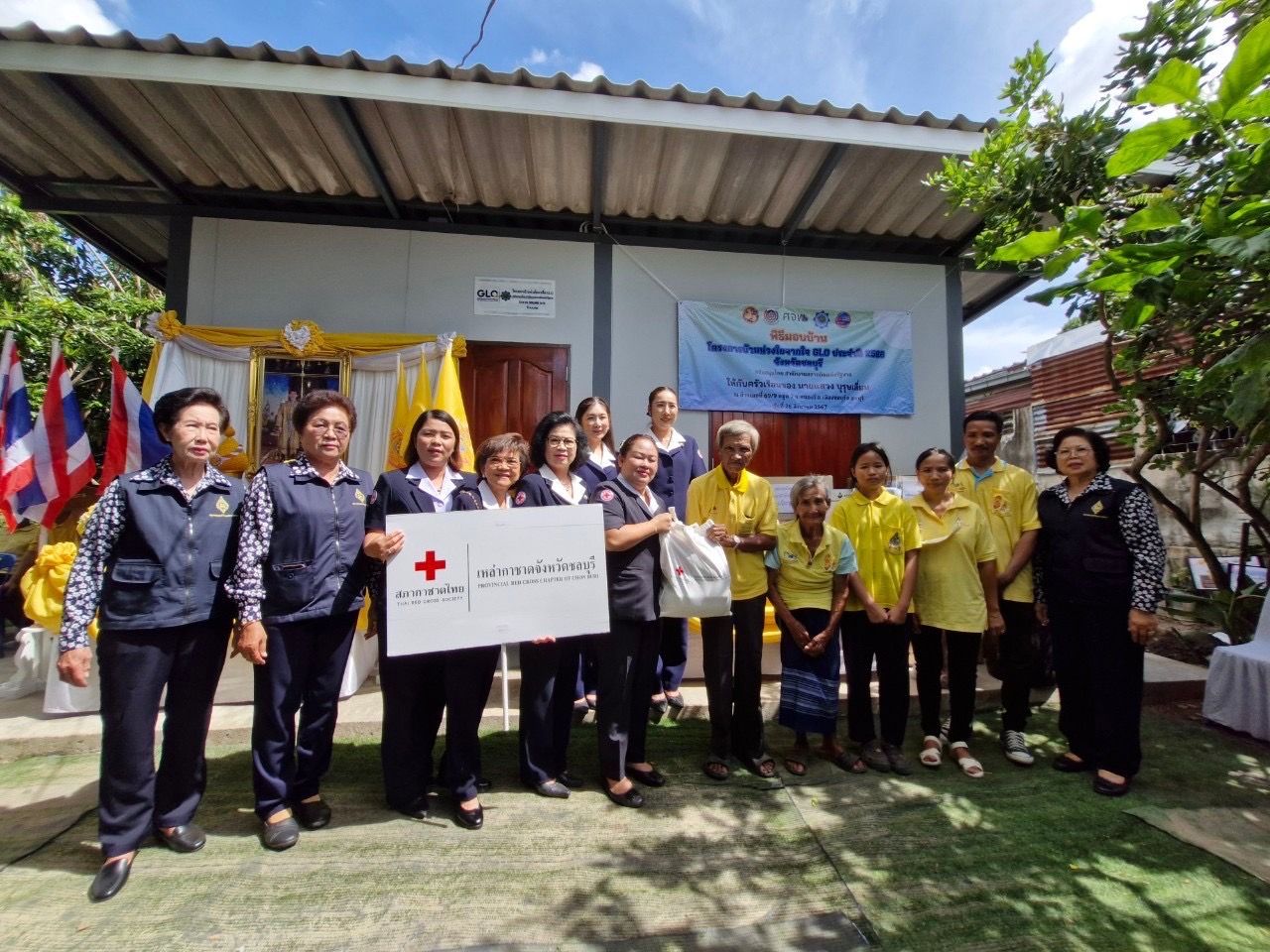 พช. ชลบุรี จัดพิธีส่งมอบบ้าน “โครงการบ้านห่วงใย จากใจ GLO” ประจำปี 2566