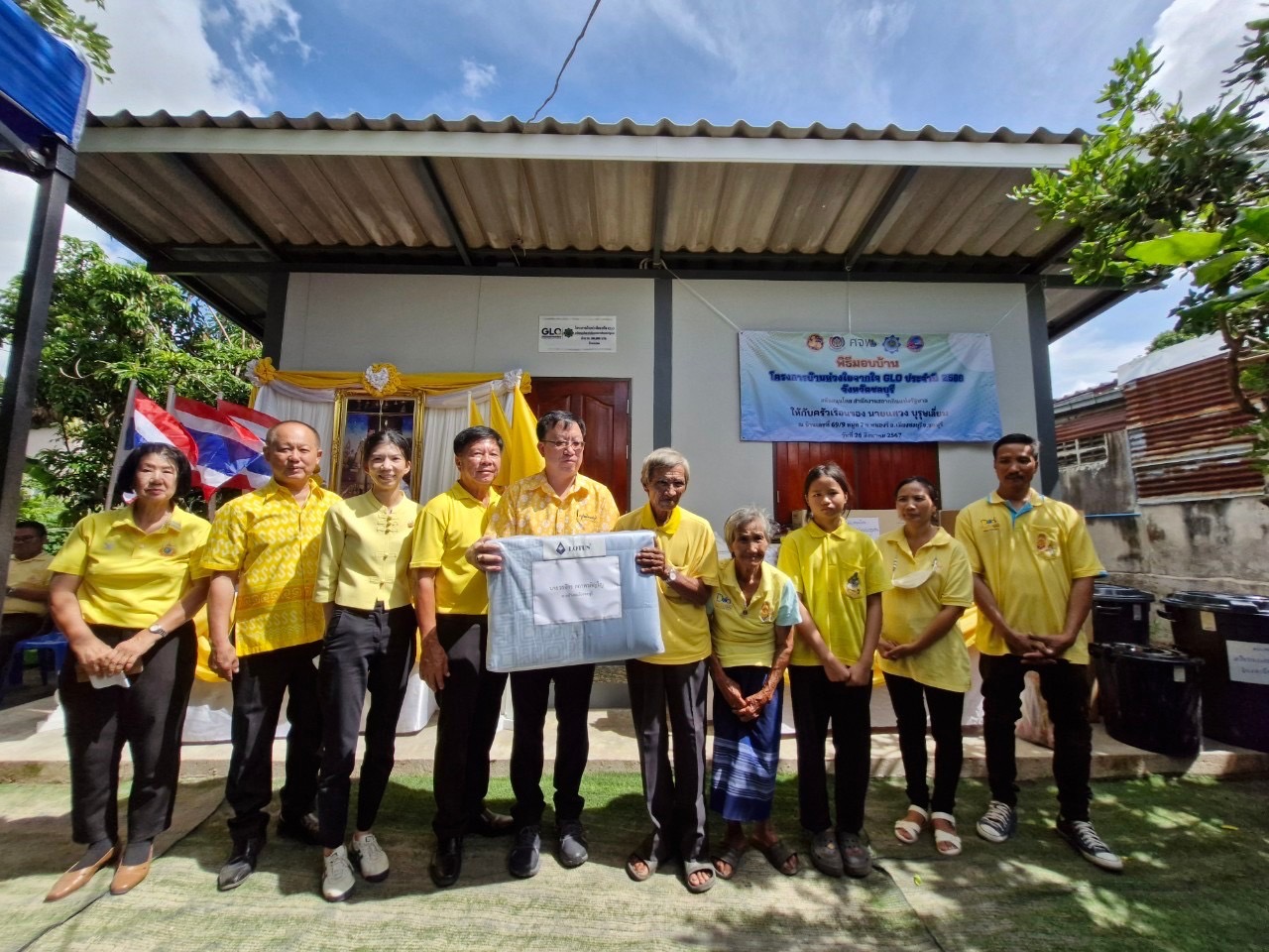 พช. ชลบุรี จัดพิธีส่งมอบบ้าน “โครงการบ้านห่วงใย จากใจ GLO” ประจำปี 2566