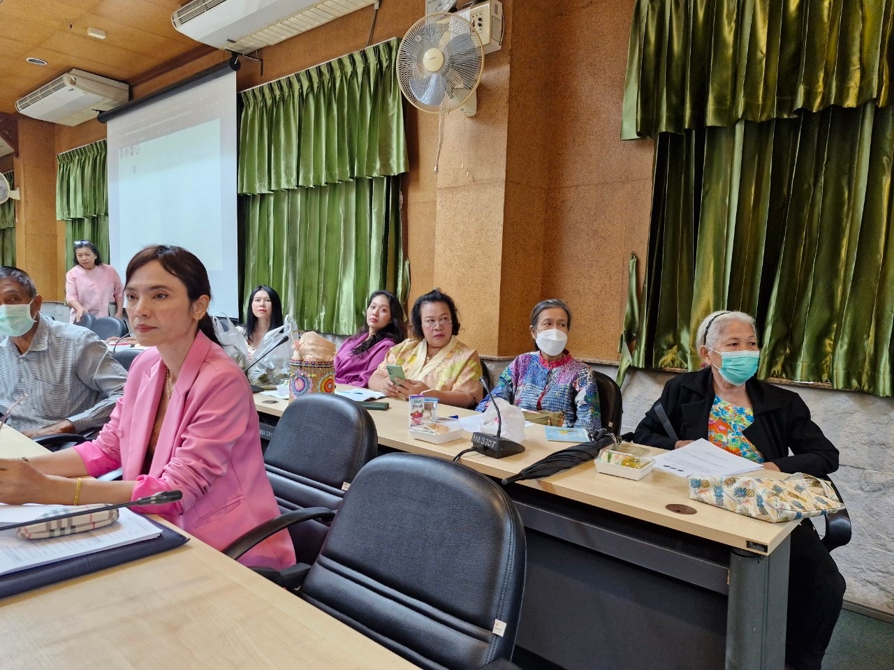 ✨ พช.ชลบุรี ดำเนินกิจกรรมประชุมชี้แจงแนวคิด กลไก กระบวนการและหลักเกณฑ์การคัดสรรสุดยอดหนึ่งตำบล หนึ่งผลิตภัณฑ์ไทย ปี พ.ศ. 2567 (OTOP Product Champion : OPC)