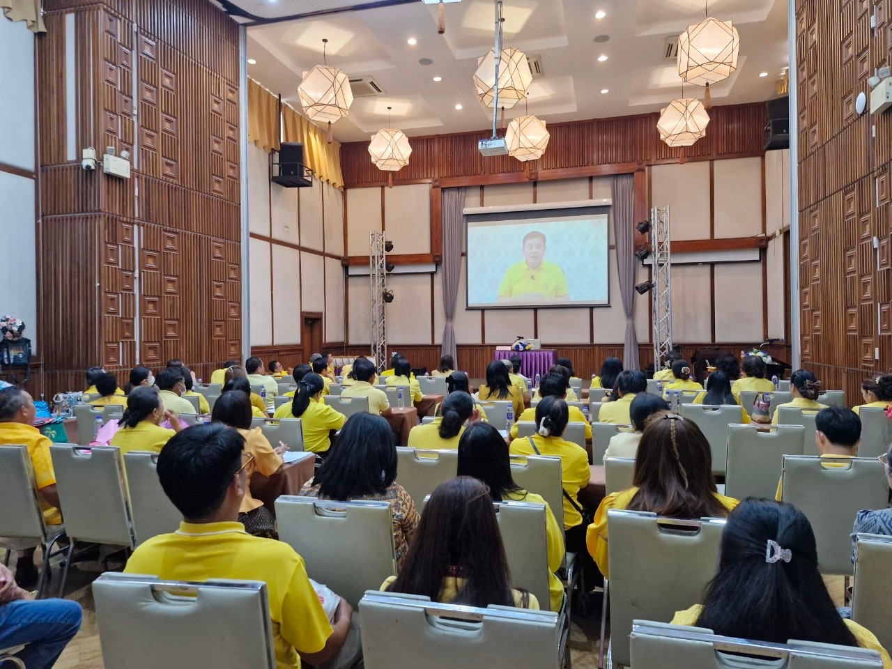 🎊🎉 ชลบุรีรวมพลัง จัดมหกรรมความสำเร็จการขจัดความยากจนและพัฒนาคนทุกช่วงวัยอย่างยั่งยืนตามหลักปรัชญาของเศรษฐกิจพอเพียง