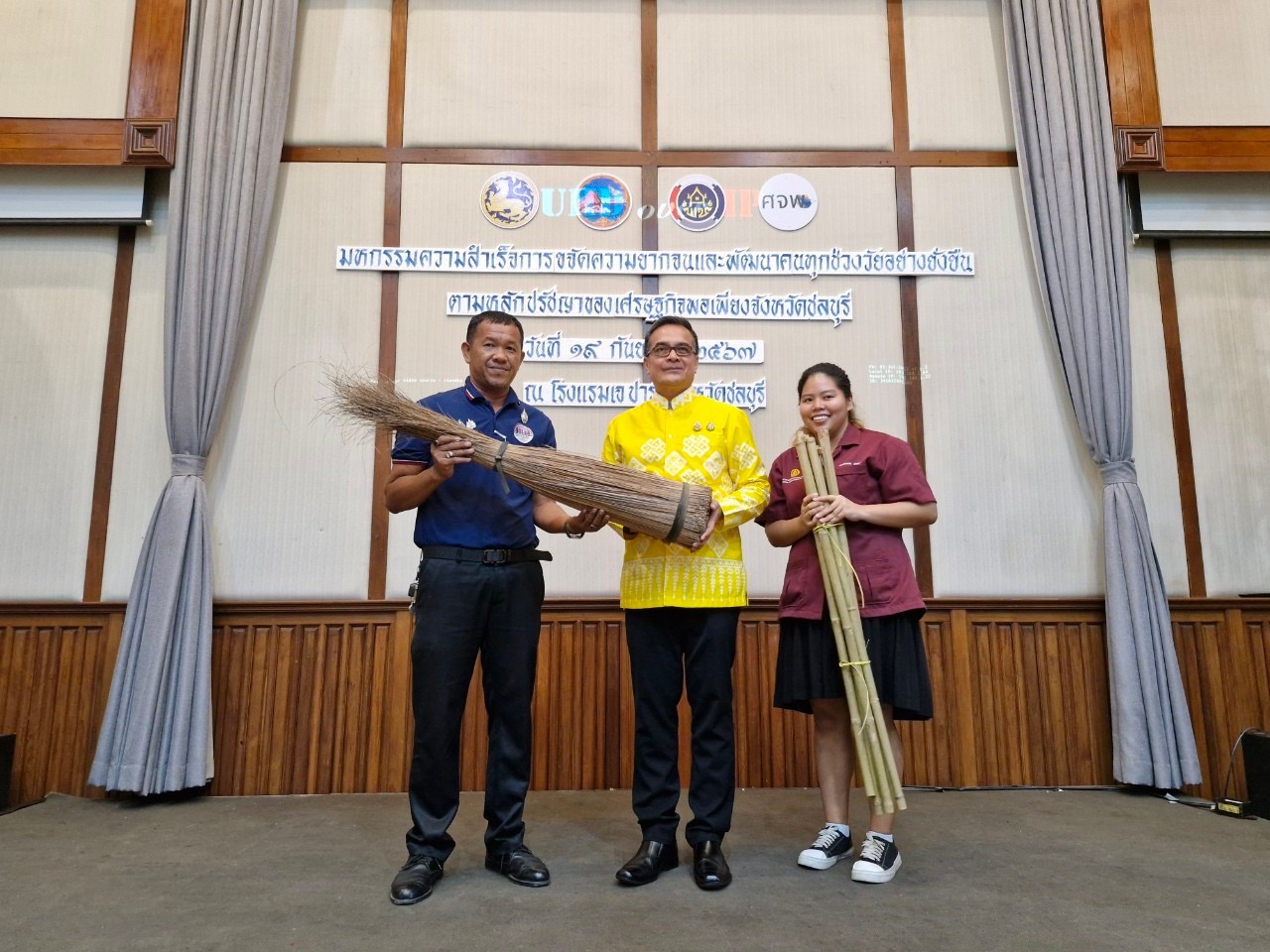 🎊🎉 ชลบุรีรวมพลัง จัดมหกรรมความสำเร็จการขจัดความยากจนและพัฒนาคนทุกช่วงวัยอย่างยั่งยืนตามหลักปรัชญาของเศรษฐกิจพอเพียง