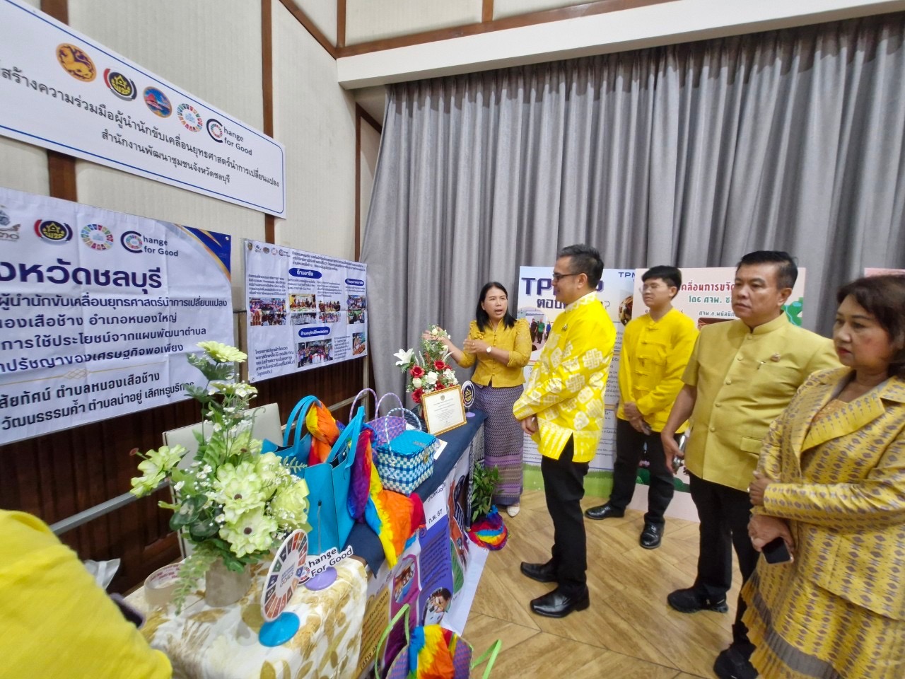 🎊🎉 ชลบุรีรวมพลัง จัดมหกรรมความสำเร็จการขจัดความยากจนและพัฒนาคนทุกช่วงวัยอย่างยั่งยืนตามหลักปรัชญาของเศรษฐกิจพอเพียง