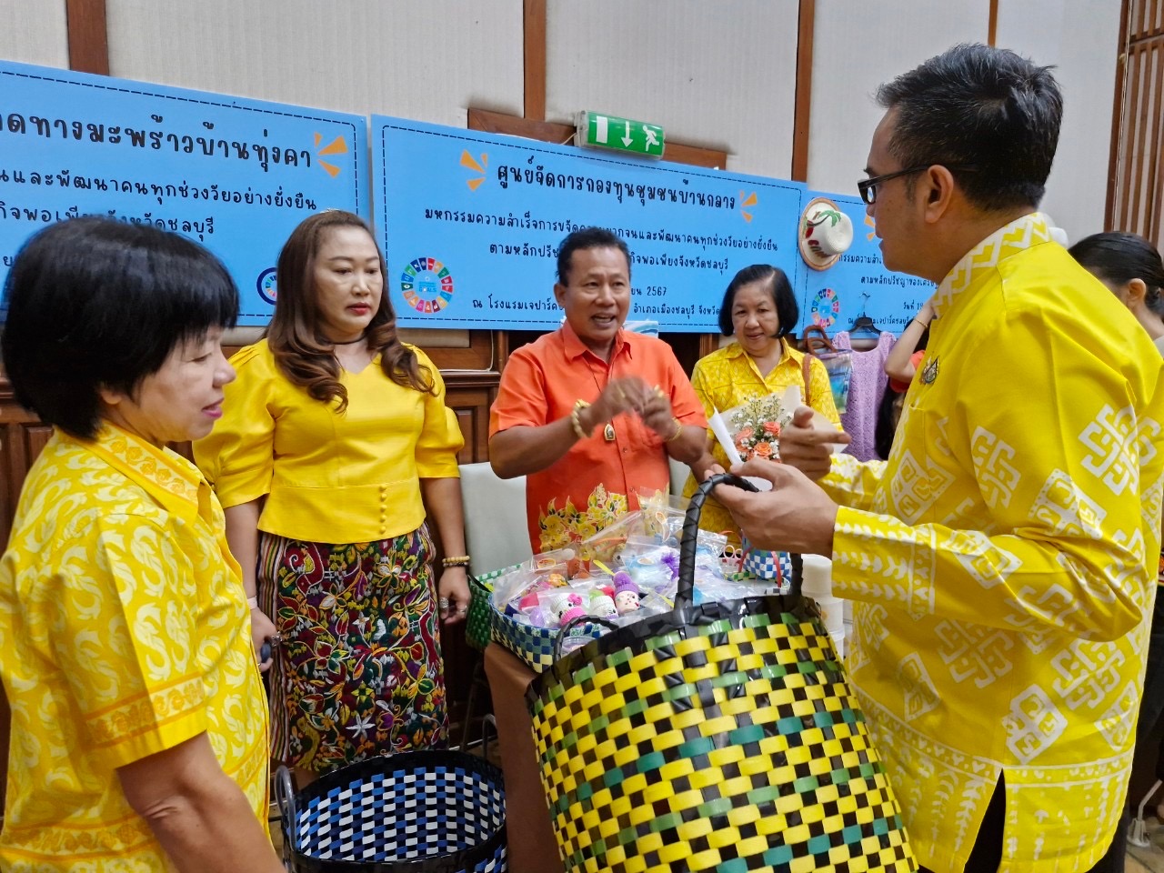 🎊🎉 ชลบุรีรวมพลัง จัดมหกรรมความสำเร็จการขจัดความยากจนและพัฒนาคนทุกช่วงวัยอย่างยั่งยืนตามหลักปรัชญาของเศรษฐกิจพอเพียง