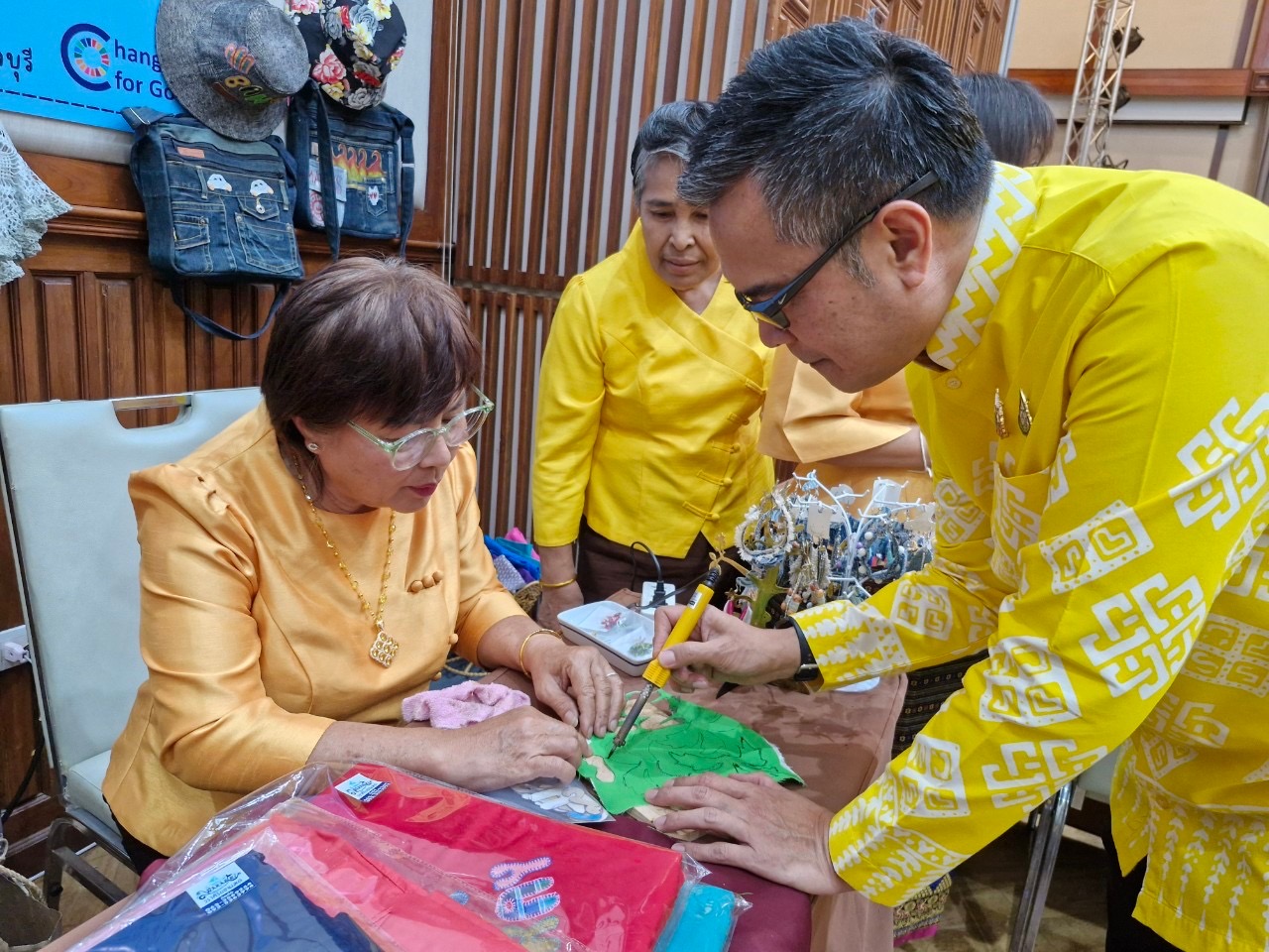 🎊🎉 ชลบุรีรวมพลัง จัดมหกรรมความสำเร็จการขจัดความยากจนและพัฒนาคนทุกช่วงวัยอย่างยั่งยืนตามหลักปรัชญาของเศรษฐกิจพอเพียง