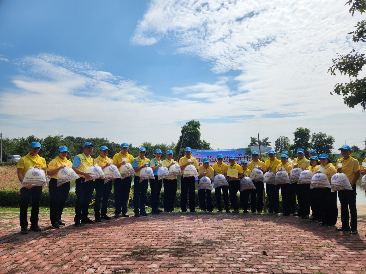 พช.ชลบุรี ร่วมกิจกรรมจิตอาสาพระราชทาน เนื่องในโอกาสวันคล้ายวันสวรรคตพระบาทสมเด็จพระบรมชนกาธิเบศร มหาภูมิพลอดุลยเดชมหาราช บรมนาถบพิตร 13 ตุลาคม 2567